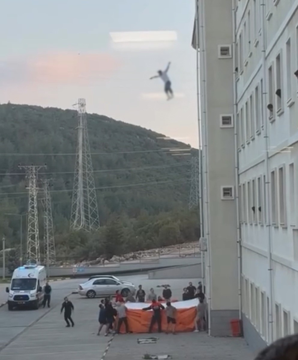 Bunalıma Giren Yurt Öğrencisi Camdan Atladı! AW670121 01 - Marmara Bölge Gazetesi