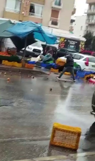 Sinir Krizi Geçiren Manav Kasaları Fırlattı Satırla Çevredekilere Saldırdı AW671592 02 - Marmara Bölge Gazetesi