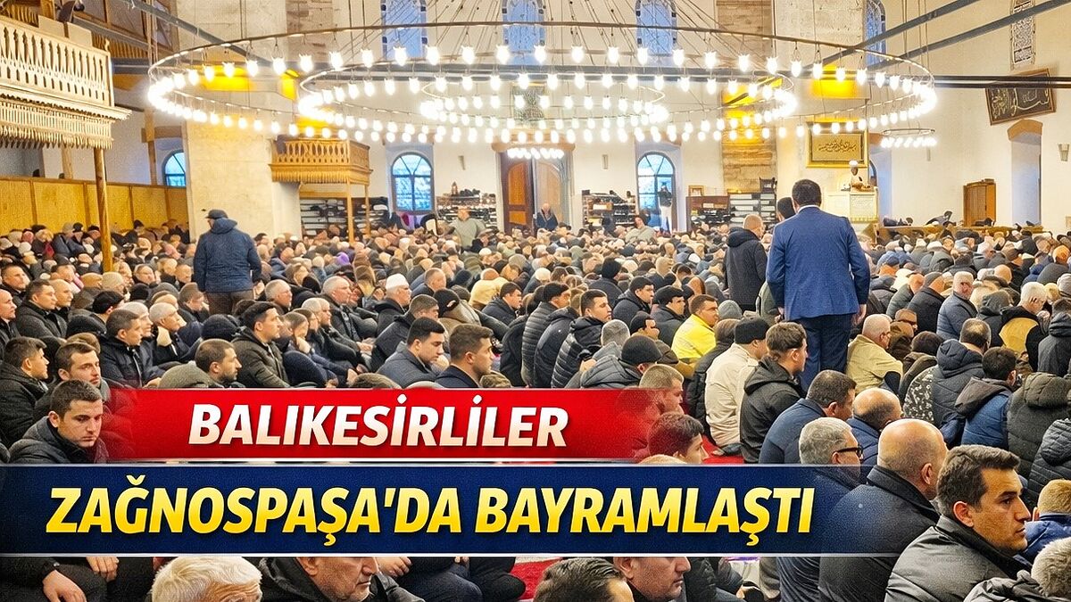 Balıkesir’deki tarihi Zağnospaşa Camii’nde vatandaşlar ve il protokolü önce bayram