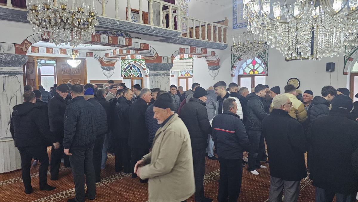 Balıkesir’in Bandırma ilçesine bağlı Doğanpınar Mahallesi’nde 72 yıldır sürdürülen bayramlaşma