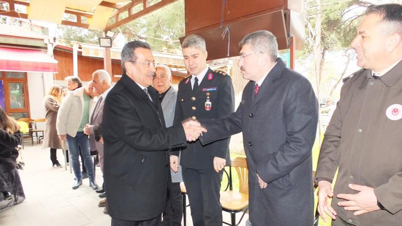 Burhaniye ilçesinde, Şehit Turhan Bayraktar Parkındaki bayramlaşma töreni yüzlerce vatandaşı