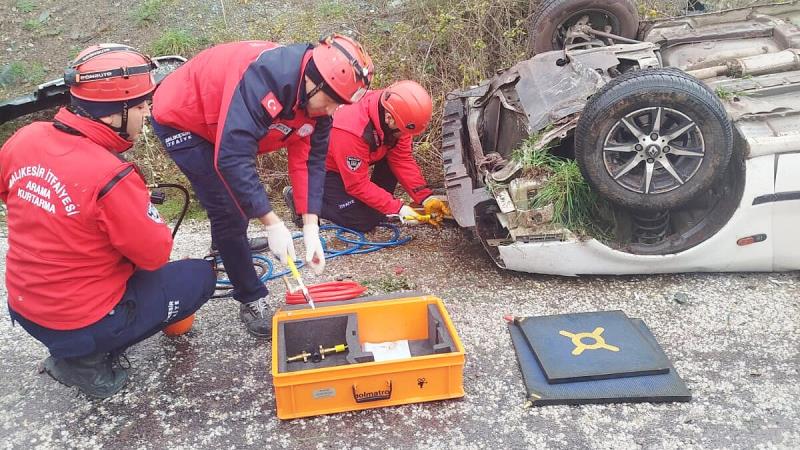 Kaza, Dursunbey-Kütahya kara yolunun 36. kilometresinde meydana geldi. Edinilen bilgilere