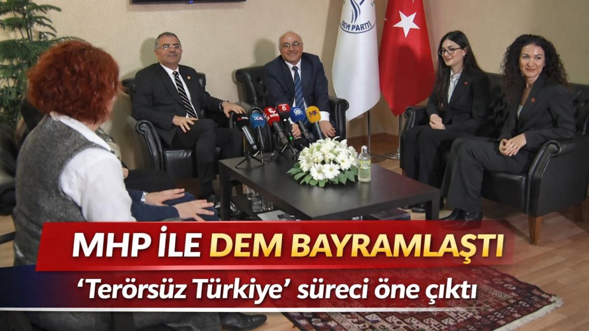 #MHP ile #DEMParti, Ramazan Bayramı kapsamında düzenlenen bayramlaşma programında bir