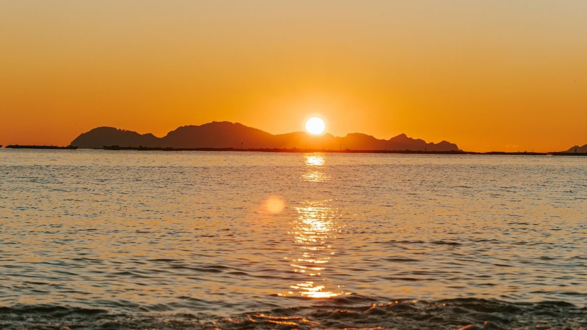 Çeşme’de yüksek kayalıkların arasında gizlenen Kleopatra Koyu, cam gibi berrak