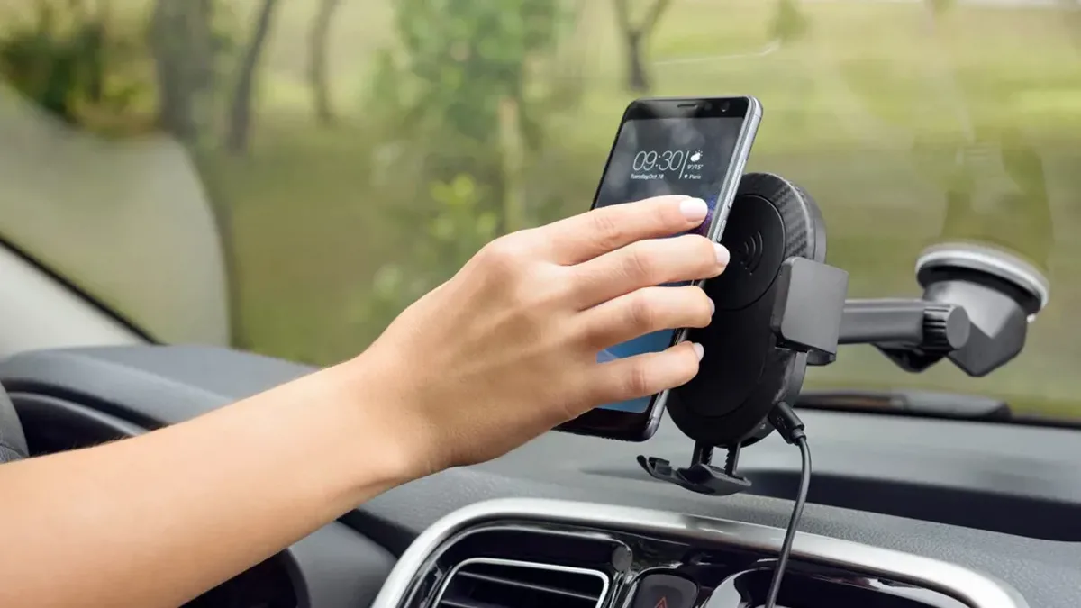 Son günlerde sosyal medyada hızla yayılan “araçta telefon tutucu ve