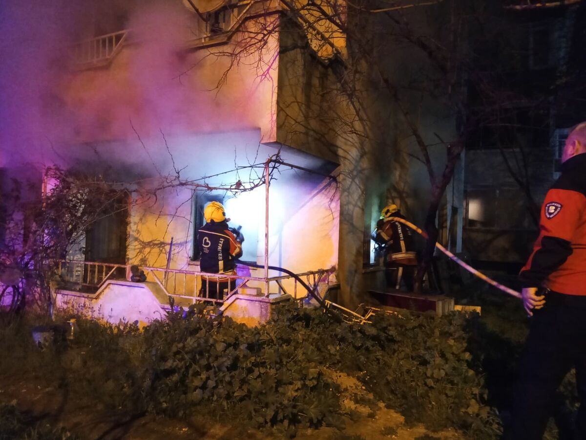 Bahçelievler Mahallesi 5142. Sokak’ta bir apartmanın zemin katında çıkan yangın