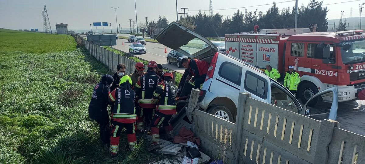 Bandırma-Bursa karayolu üzerinde meydana gelen trafik kazasında kontrolden çıkan hafif