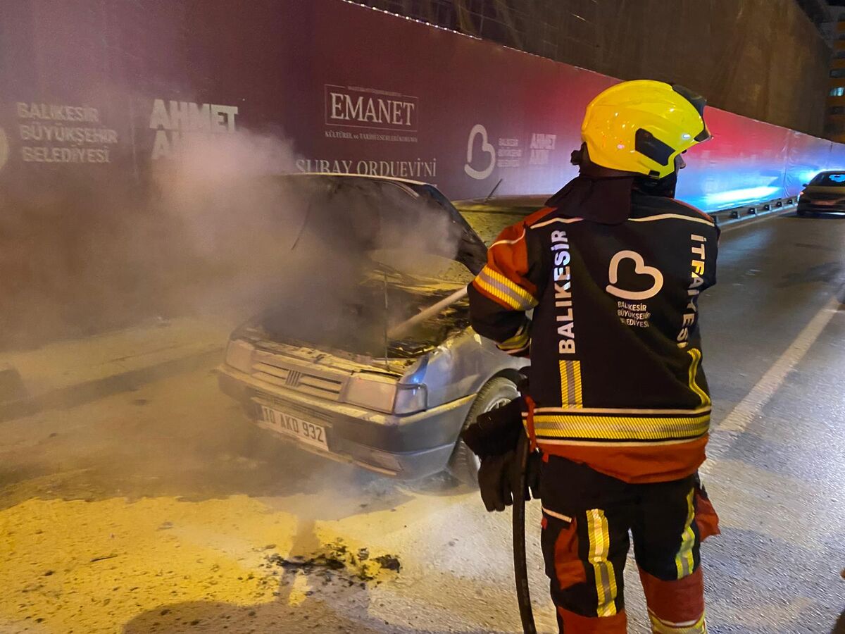 Balıkesir’de Trafiğin Ortasında Araba Aniden Alev Aldı! WhatsApp Image 2026 03 05 at 00.27.41 1 - Marmara Bölge Gazetesi