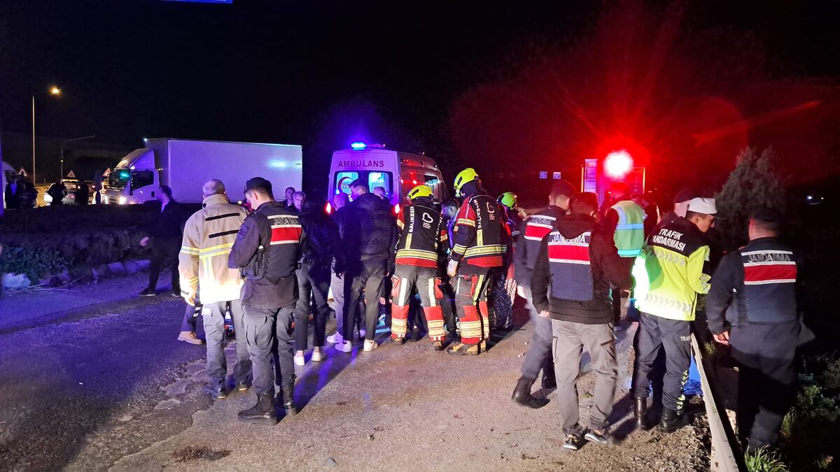 Balıkesir Altıeylül’de OSB köprülü kavşak ayrımında meydana gelen trafik kazasında