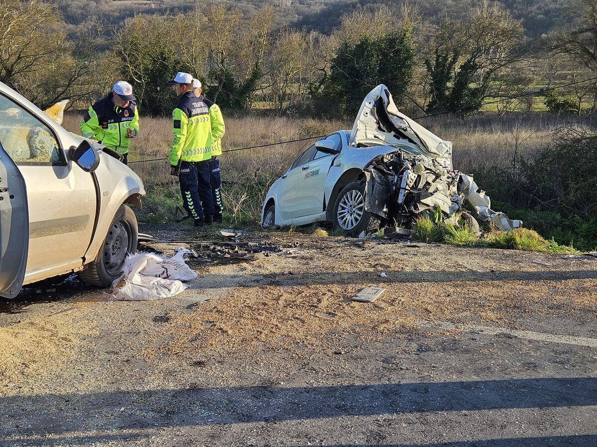 Altıeylül ilçesinde iki otomobilin kafa kafaya çarpışması sonucu meydana gelen