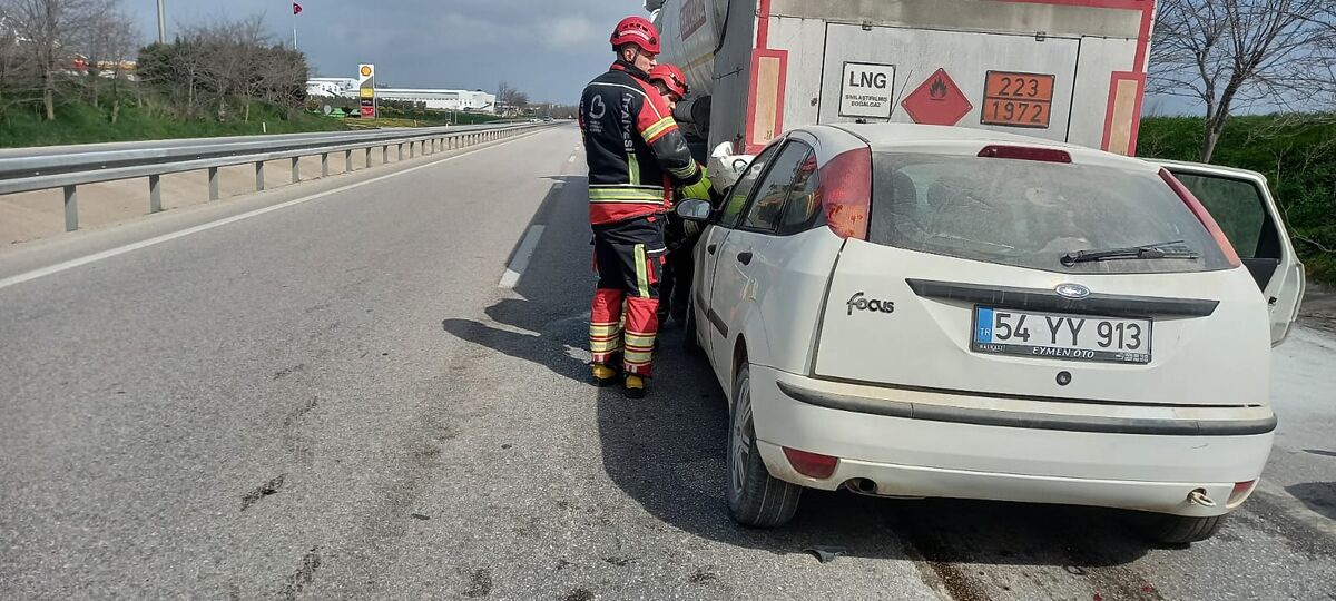 Bandırma-Çanakkale karayolunda meydana gelen şiddetli kazada otomobil tankere çarptı, 2