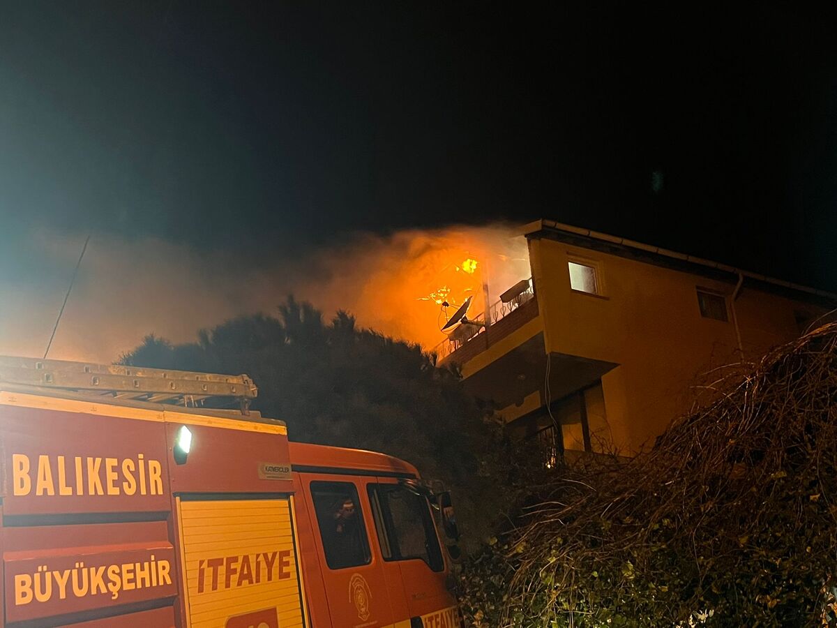 Erdek’te gece saatlerinde bir apartmanın çatı katında çıkan yangın mahallede