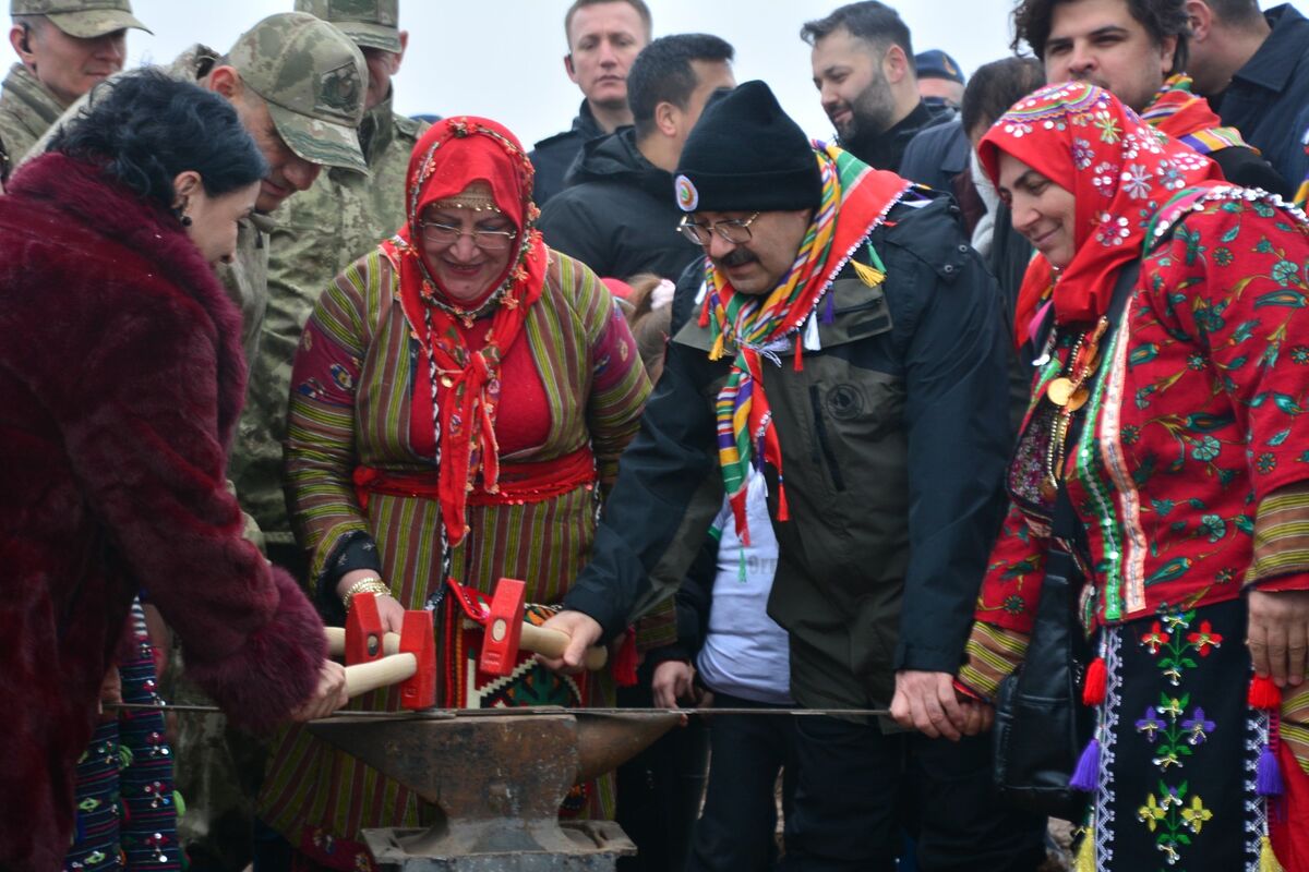 Vali İsmail Ustaoğlu’nun katılımıyla düzenlenen fidan dikim etkinliğinde çocuklar binlerce