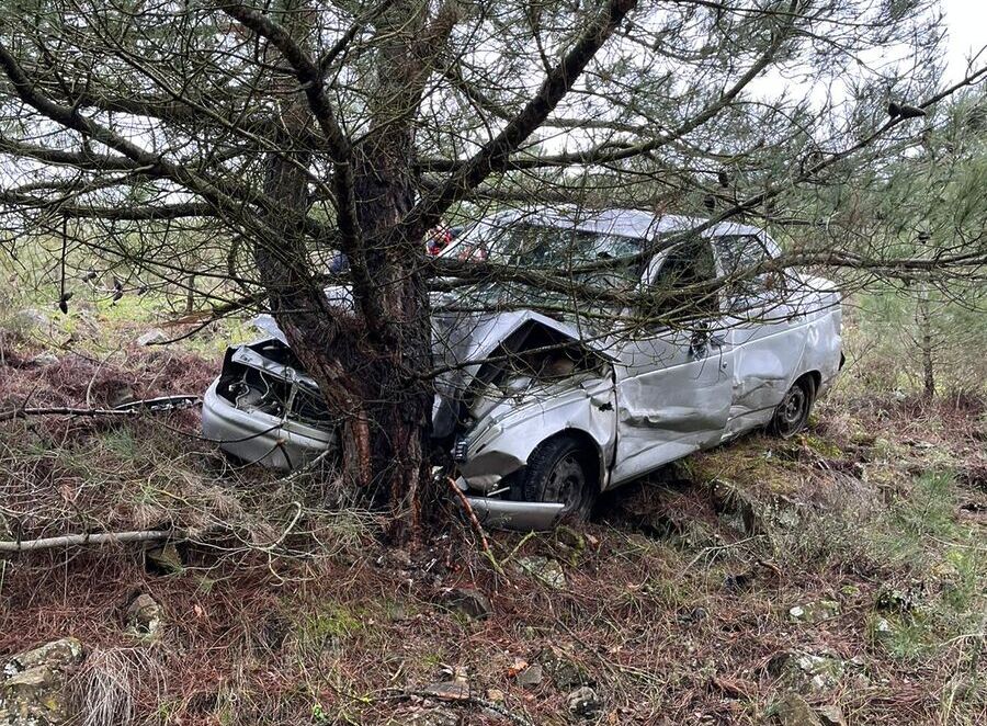 Balya’da meydana gelen trafik kazasında kontrolden çıkan otomobil şarampole yuvarlanarak