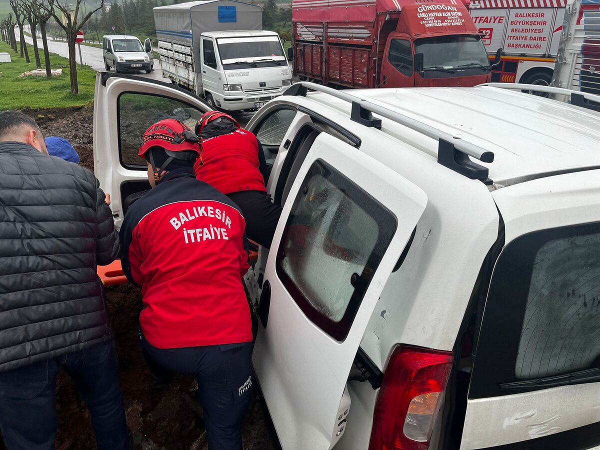 Balıkesir Hayvan Pazarı Kavşağı’nda Kaza! Araç Hurdaya Döndü, Sürücü İçinde Sıkıştı WhatsApp Image 2026 03 30 at 09.36.11 - Marmara Bölge Gazetesi