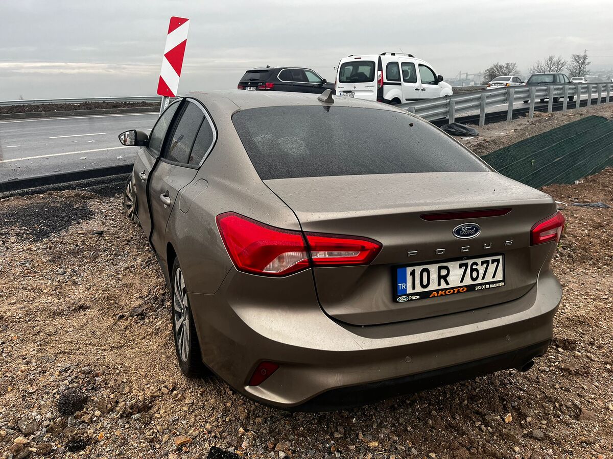 Balıkesir Hayvan Pazarı Kavşağı’nda Kaza! Araç Hurdaya Döndü, Sürücü İçinde Sıkıştı WhatsApp Image 2026 03 30 at 09.36.47 1 - Marmara Bölge Gazetesi