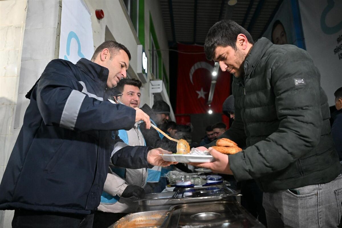 Balıkesir Büyükşehir Belediye Başkanı Ahmet Akın, sahur programında Balıkesir Meyve