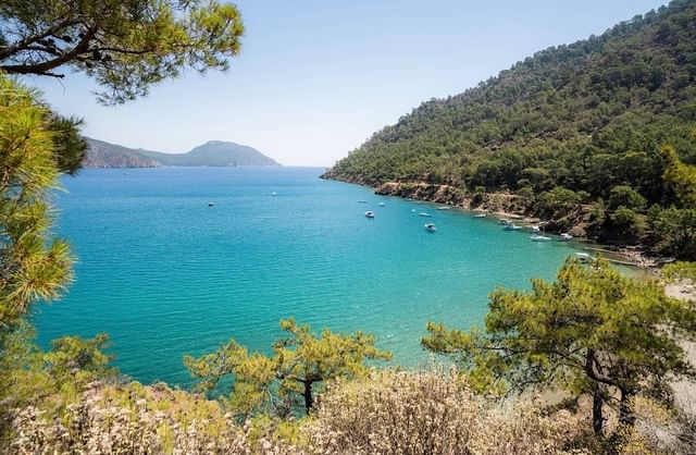 Antalya’nın Kemer ilçesi yakınlarında bulunan Nar Plajı, berrak denizi ve