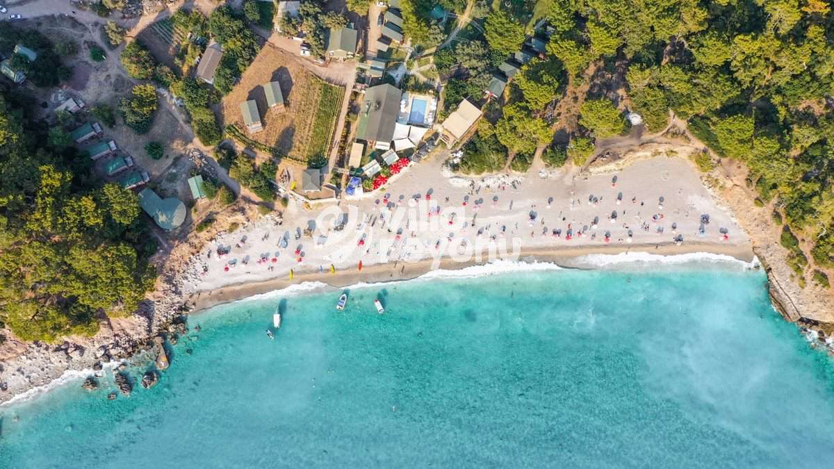 Muğla’nın doğal güzellikleri arasında yer alan Kabak Koyu, turkuaz renkli