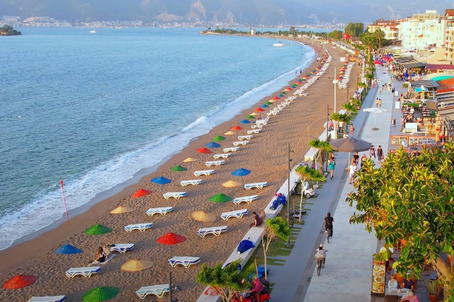 Muğla’nın Fethiye ilçesinde yer alan Çalış Plajı, uzun sahil şeridi,