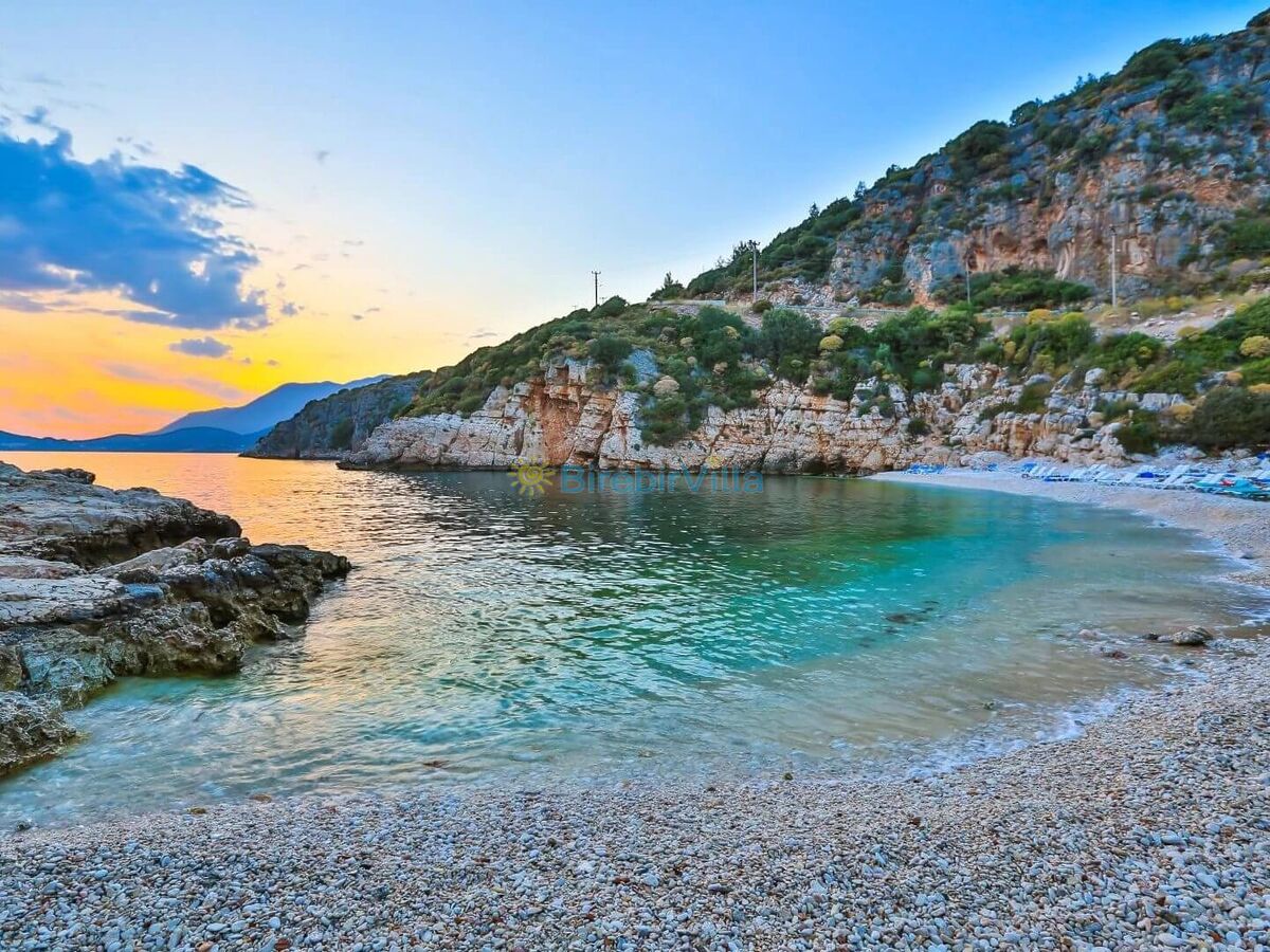 Muğla’nın Fethiye ilçesinde yer alan Çalış Plajı, doğal güzellikleri ve