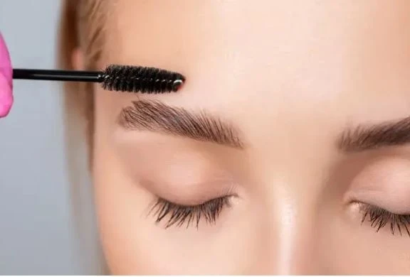 Seyrekleşen ve dökülen kaşlardan şikâyet eden birçok kişi, pahalı estetik