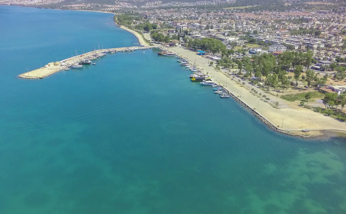 Ege kıyılarının huzurlu duraklarından Akbük, doğal güzellikleri ve sakin atmosferiyle