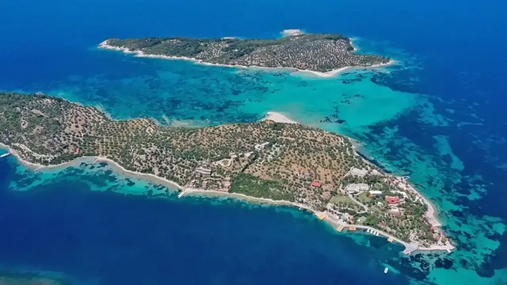 İzmir’in Dikili ilçesi açıklarında yer alan Garip Adası, doğallığını koruyan