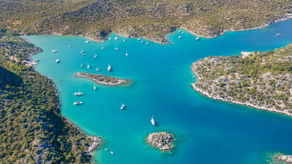 Kaş sınırları içinde bulunan Gökkaya Plajı, doğal dokusunu koruyan yapısıyla