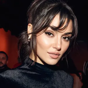 Hande Erçel, Muharrem ayının simgesi olan aşureyi kendi elleriyle hazırlayarak