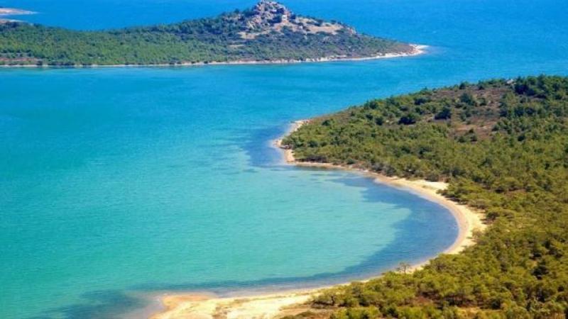 Edremit Körfezi’nin saklı güzelliklerinden biri olan Kızılkeçili Plajı, berrak denizi