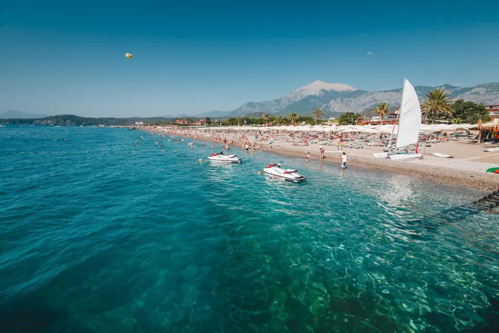 Antalya’nın popüler tatil merkezlerinden Kemer’de yer alan Ayışığı Plajı, yaz