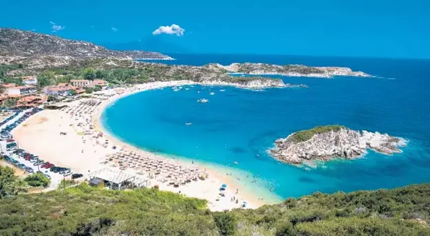 İzmir’in kuzeyinde yer alan Foça, hem köklü tarihi hem de