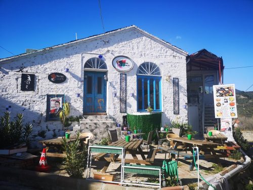 Balıkesir’in Edremit ilçesine bağlı Kızılkeçili Köyü, Kaz Dağları’nın eteklerinde yer