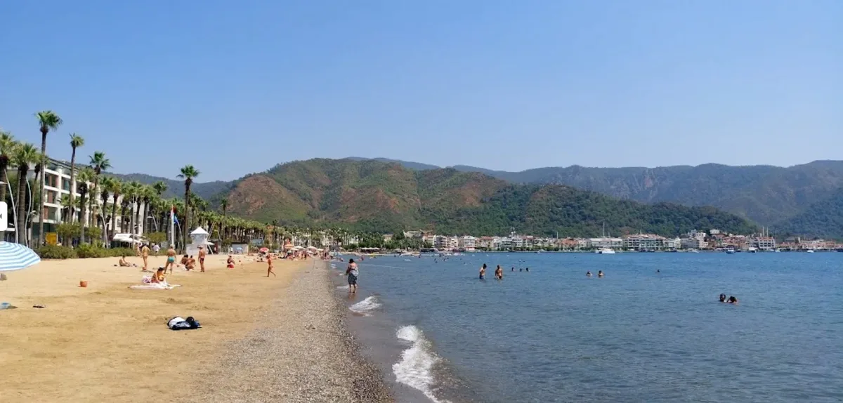 Muğla’nın gözde sahil noktalarından Marmaris Plajı, berrak denizi ve uzun
