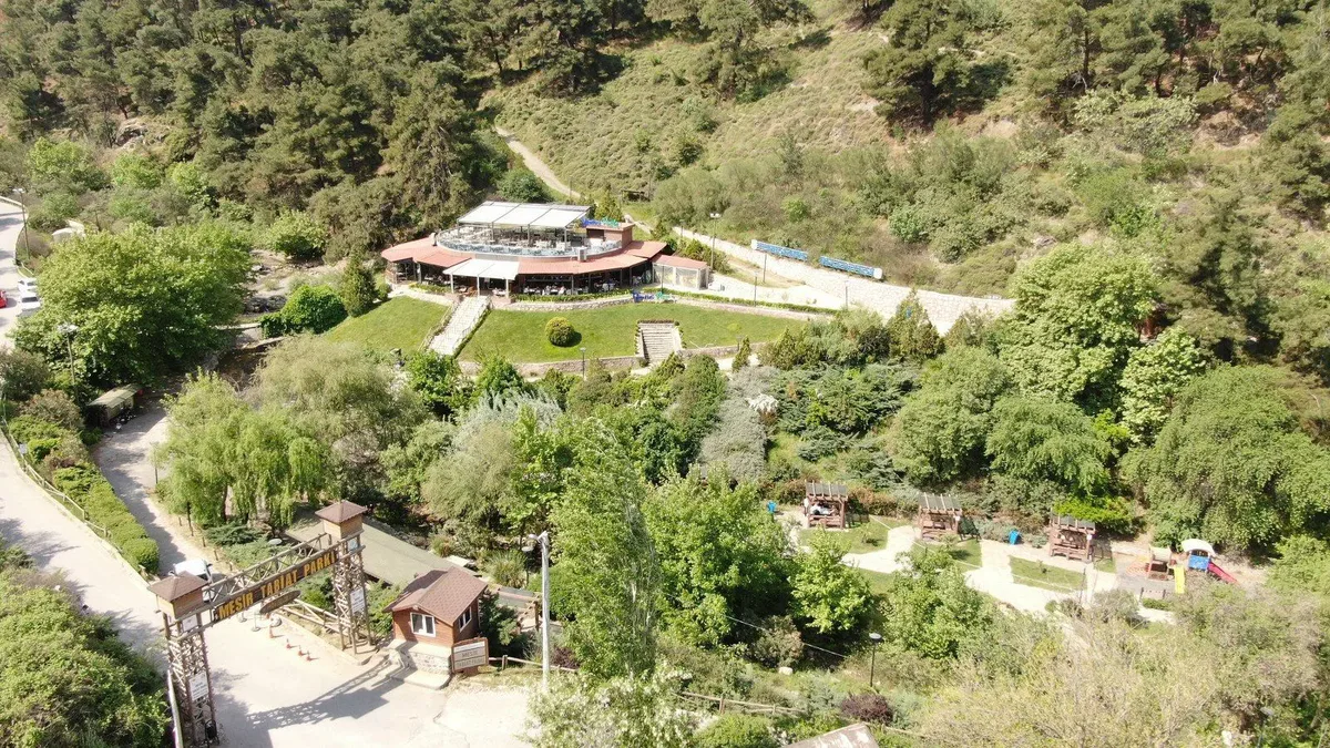 Manisa’nın Yunusemre ilçesinde bulunan Mesir Tabiat Parkı, son dönemde doğayla