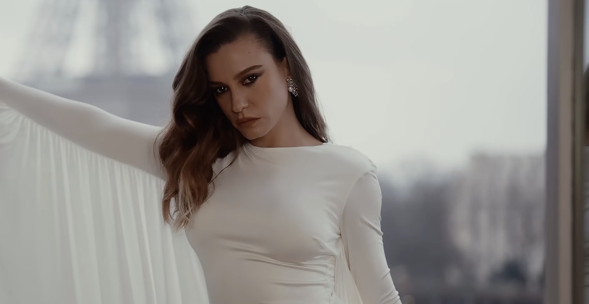 Serenay Sarıkaya’nın Beyaz Tarzı Sosyal Medyayı Salladı s b84612ca5f15d9e3be0eb392f50ca5c92d2382be - Marmara Bölge Gazetesi