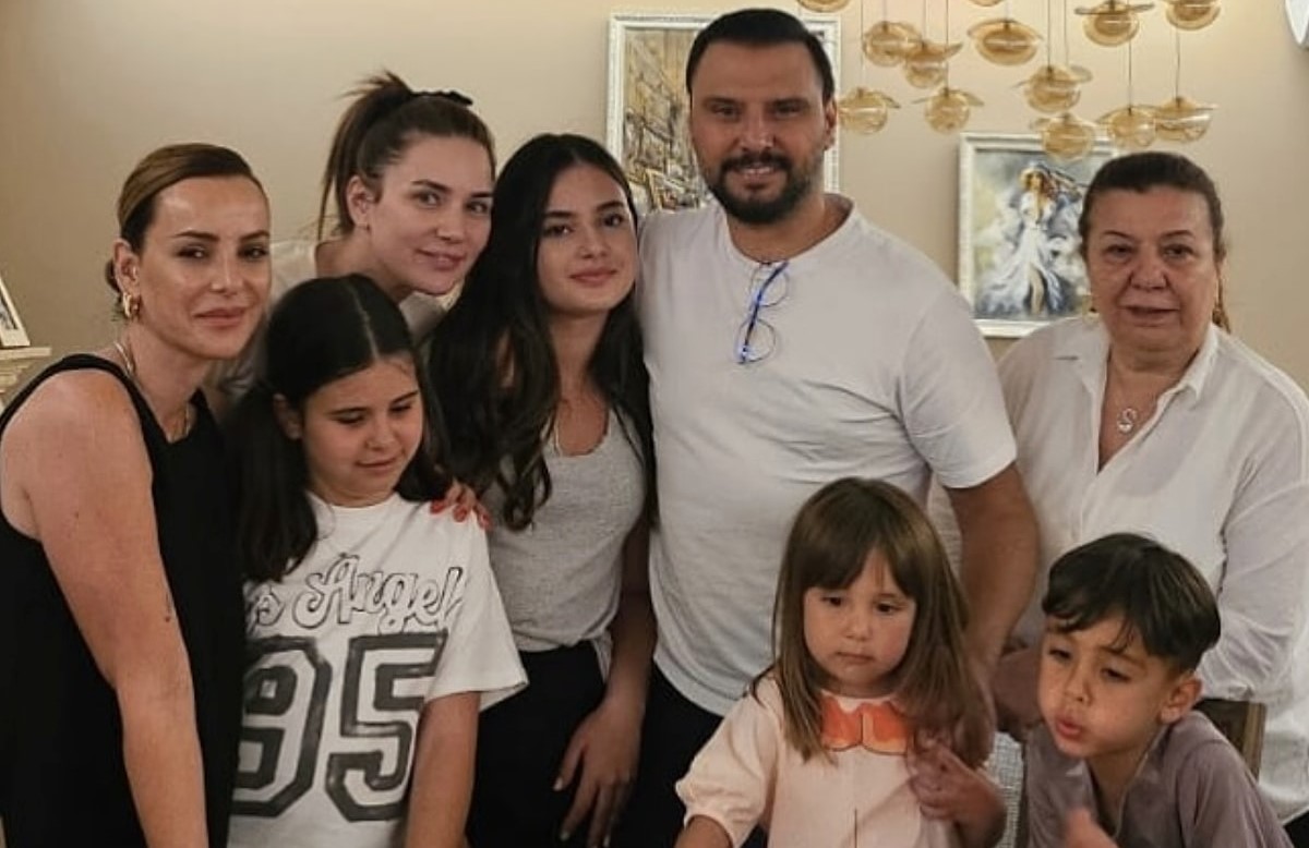 Yıllardır sakallı görünümüyle hafızalara kazınan ünlü şarkıcı Alişan, yaptığı imaj