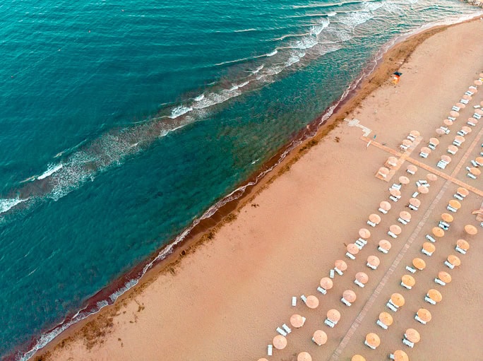 Muğla’nın gözde sahillerinden Sarıgerme Halk Plajı, altın sarısı kumları ve