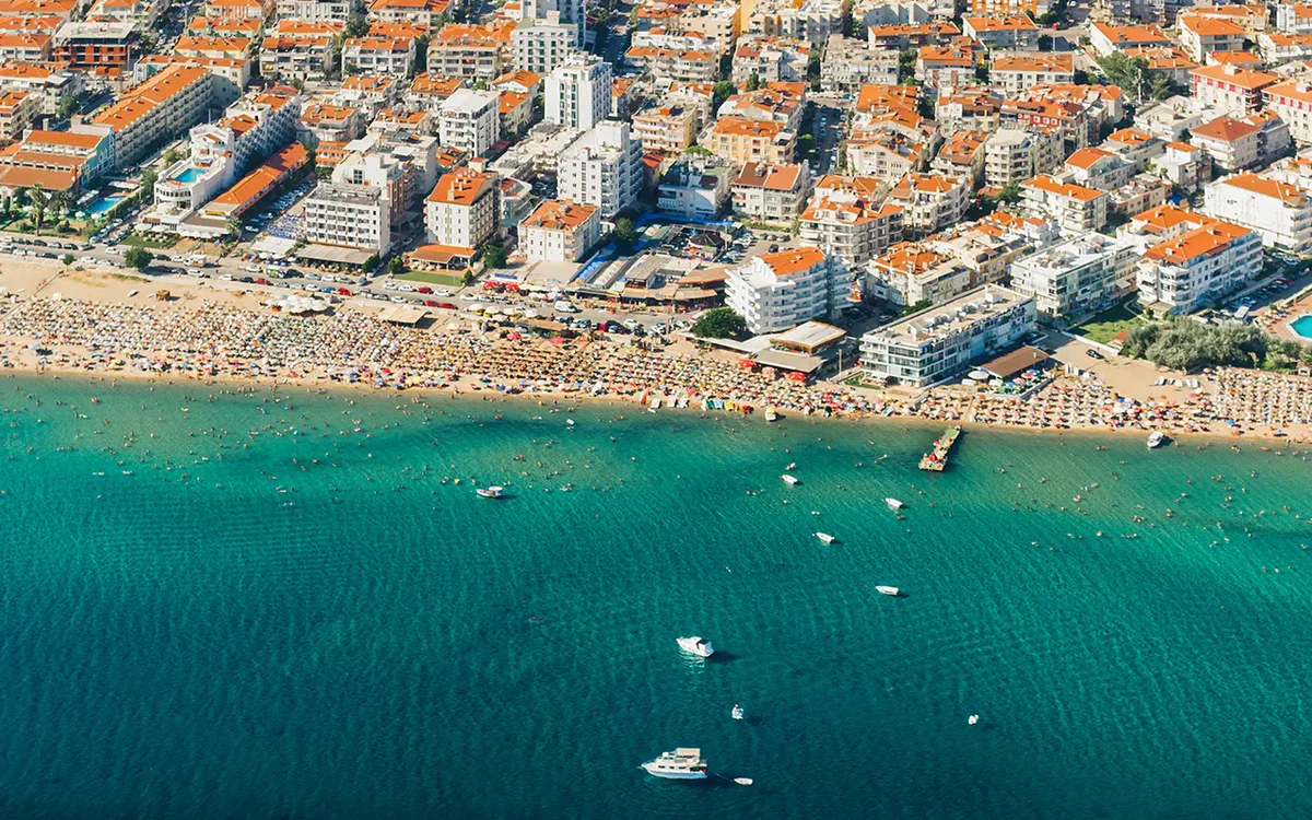 Ayvalık Sarımsaklı Plajı, uzun kumsalı ve berrak deniziyle yaz sezonunun