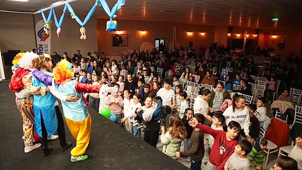 Sındırgı’da Ramazan etkinlikleri kapsamında düzenlenen tiyatro gösterisi, çocuklara unutulmaz bir