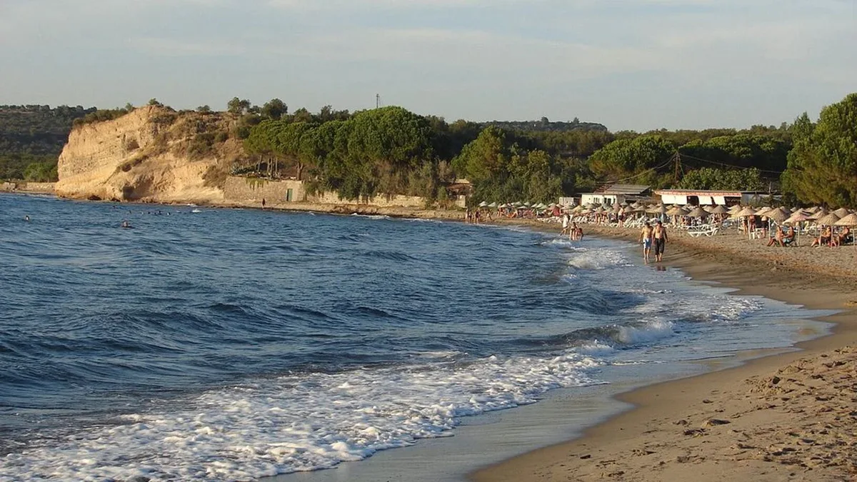 Ayvalık Sarımsaklı Plajı Tatilcilerin Vazgeçilmez Rotası Oldu yaz tatiliniz icin mukemmel rota ne ayvalik ne dikili buranin denizi sakli cennet - Marmara Bölge Gazetesi