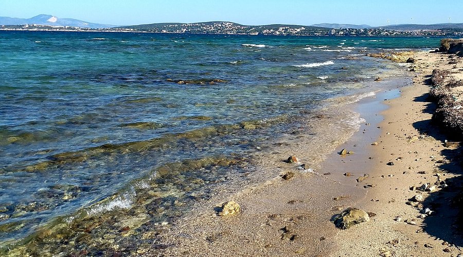 Edremit Altınkum Plajı, altın sarısını andıran kumsalı ve berrak deniziyle