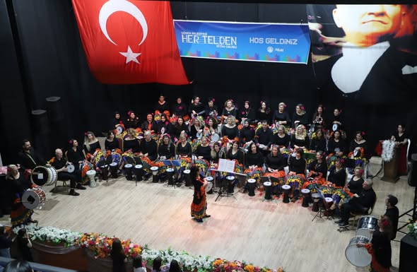 Gönen Belediyesi tarafından düzenlenen konser etkinliğinde vatandaşlarla bir araya geldi.