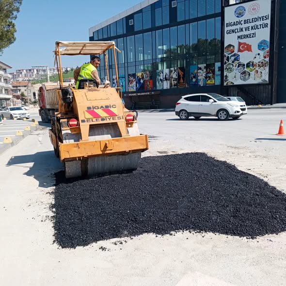 İlçe genelinde altyapı sonrası bozulan yollar için asfalt yenileme çalışmaları