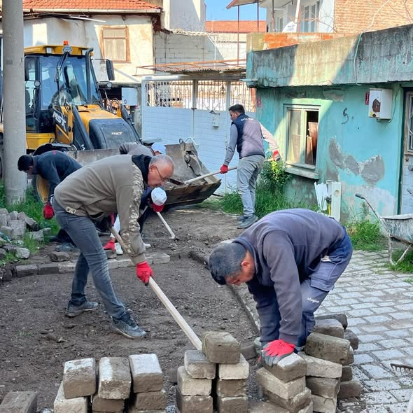 Bigadiç’te ulaşım altyapısını güçlendirmeye yönelik çalışmalar aralıksız sürüyor. İlçe genelinde