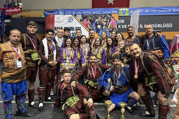 Burhaniye Belediye Spor Kulübü, Balıkesir’de düzenlenen halk oyunları yarışmasında önemli