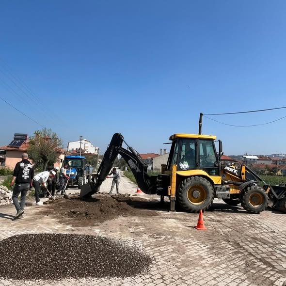 İlçede başlatılan yol yenileme çalışmaları mahalle mahalle devam ediyor. 4