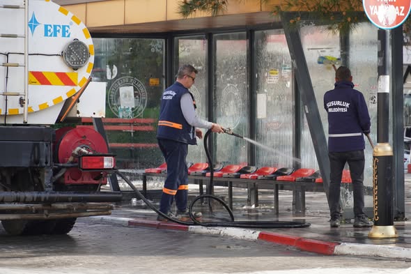 Susurluk Belediyesi, toplu taşıma duraklarında başlattığı temizlik çalışmalarıyla hijyen ve