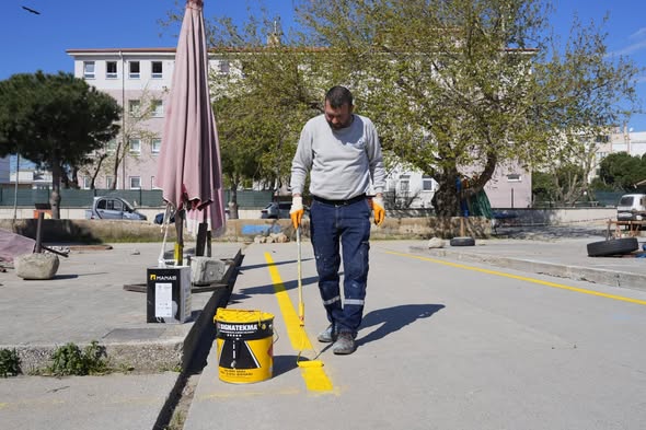 Burhaniye Belediyesi Fen İşleri Müdürlüğü ekipleri, ilçe genelinde altyapı ve